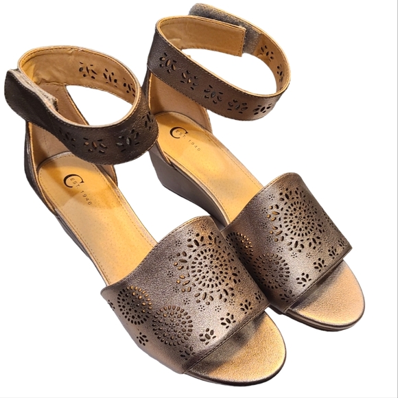 Brand New C Est 1946 Metalic Perforated Ankle Wrap Sandals size 9 - Picture 2 of 8
